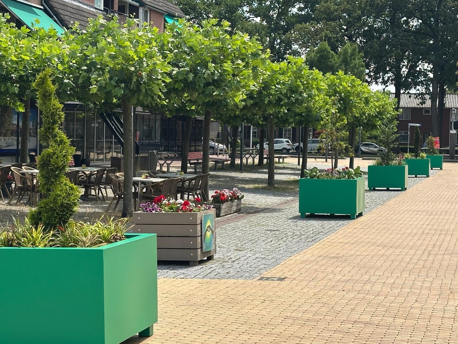 Bloembakken op het Molenplein in Ter Apel