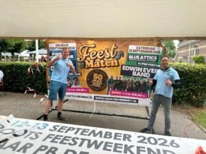 Eerste vlaggen voor reünie De Maten feestelijk door COA overhandigd